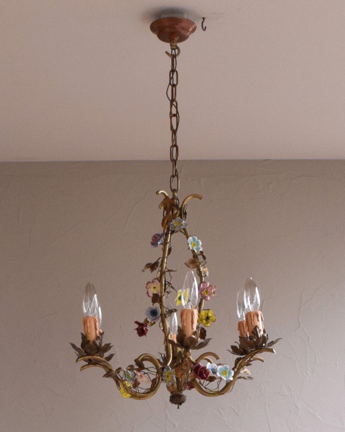 シャンデリア　照明・ライティング　フランスで見つけたお花付きのアンティーク　シャンデリア(6灯)（E17シャンデリア球付）。真鍮のカバー付きです。(h-356-z)
