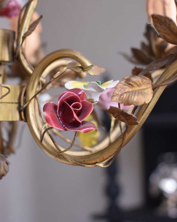 シャンデリア　照明・ライティング　フランスで見つけたお花付きのアンティーク　シャンデリア(6灯)（E17シャンデリア球付）。お花の飾りも一つ一つ美しく、色使いも華やかです。(h-356-z)