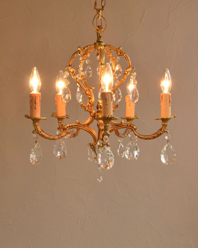 シャンデリア　照明・ライティング　真鍮の装飾が美しいアンティークシャンデリア(5灯)（Ｅ17シャンデリア球付）。灯りが灯るとさらにゴージャスな雰囲気になります。(h-358-z)