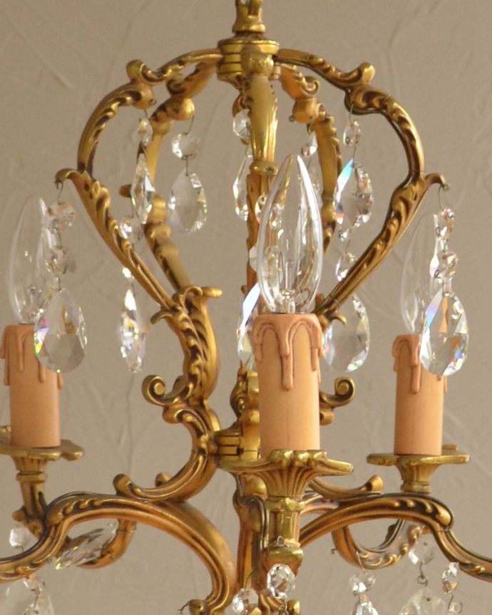 シャンデリア　照明・ライティング　真鍮の装飾が美しいアンティークシャンデリア(5灯)（Ｅ17シャンデリア球付）。ゴールドのボディが上品です。(h-358-z)