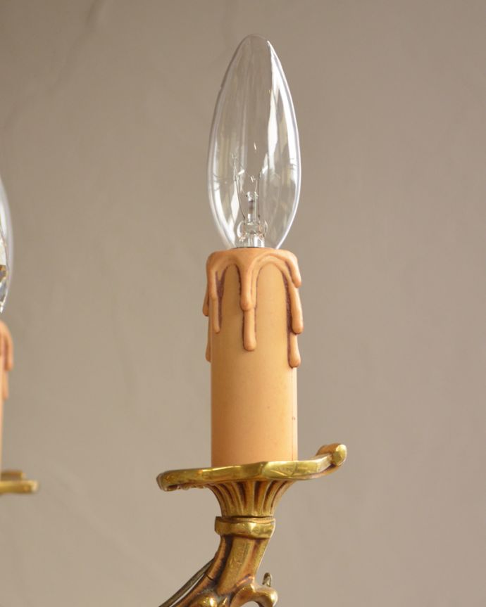 シャンデリア　照明・ライティング　真鍮の装飾が美しいアンティークシャンデリア(5灯)（Ｅ17シャンデリア球付）。オーバーホール済みなので安心してお使い頂けます。(h-358-z)