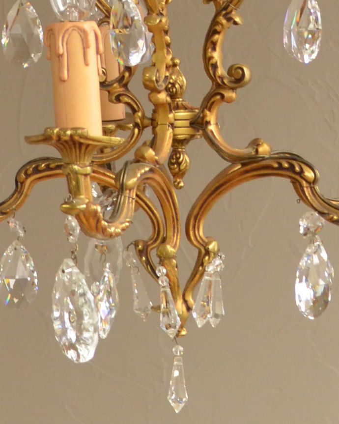 シャンデリア　照明・ライティング　真鍮の装飾が美しいアンティークシャンデリア(5灯)（Ｅ17シャンデリア球付）。ドロップ形とダイヤカットのガラスのビーズがキラキラキレイに輝きます。(h-358-z)
