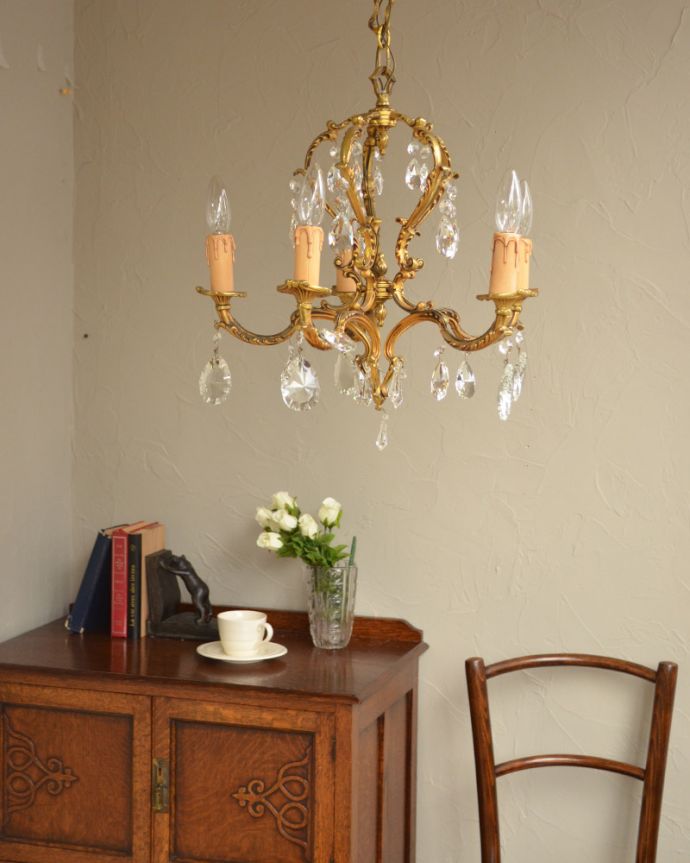 シャンデリア　照明・ライティング　真鍮の装飾が美しいアンティークシャンデリア(5灯)（Ｅ17シャンデリア球付）。お部屋の主役になるほどの存在感です。(h-358-z)