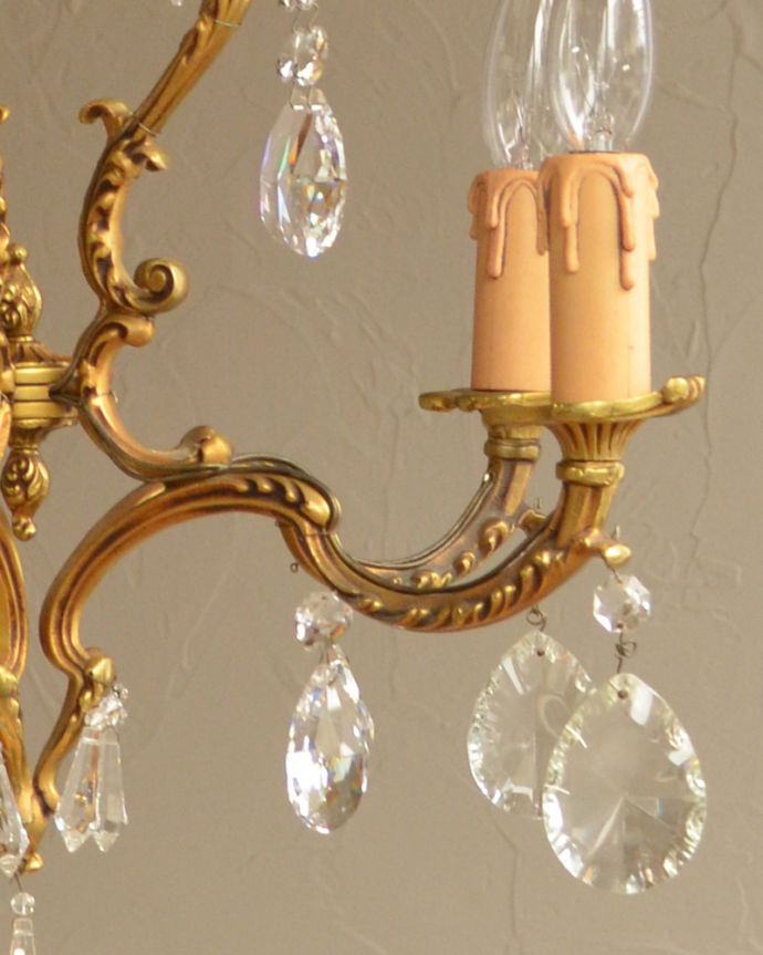 シャンデリア　照明・ライティング　真鍮の装飾が美しいアンティークシャンデリア(5灯)（Ｅ17シャンデリア球付）。たっぷり付いたガラスのアクセサリーのゆらめきがロマンチックです。(h-358-z)