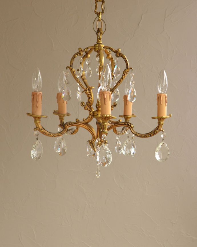 シャンデリア　照明・ライティング　真鍮の装飾が美しいアンティークシャンデリア(5灯)（Ｅ17シャンデリア球付）。昼間は灯りをつけなくても、太陽の光でキラキラと輝きます。(h-358-z)