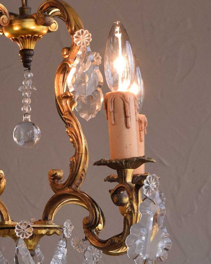 シャンデリア　照明・ライティング　フランスで買い付けてきたアンティーク　シャンデリア(4灯)（Ｅ17シャンデリア球付）。たっぷり付いたガラスのアクセサリーのゆらめきがロマンチックです。(h-359-z)