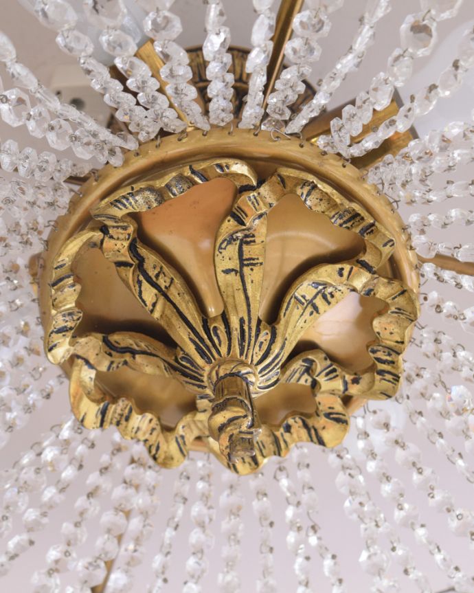 シャンデリア　照明・ライティング　フランス輸入のアンティークシャンデリア（４灯）（Ｅ26球付）。隅々まで真鍮の装飾が美しいデザインです。(h-363-z)