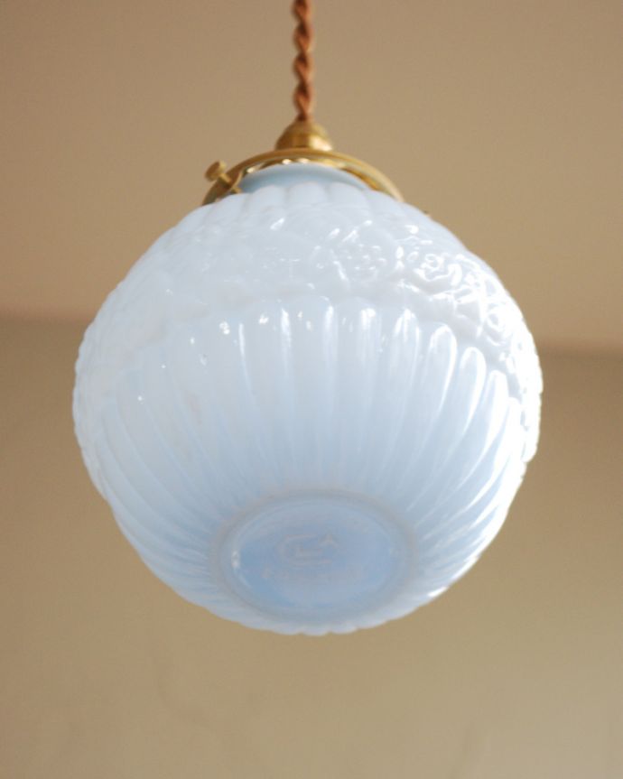 ペンダントライト　照明・ライティング　フランス輸入のアンティークペンダントライト（コード・シャンデリア電球・ギャラリーA付き）。電球が見えないタイプのガラスボールです。(h-367-z)