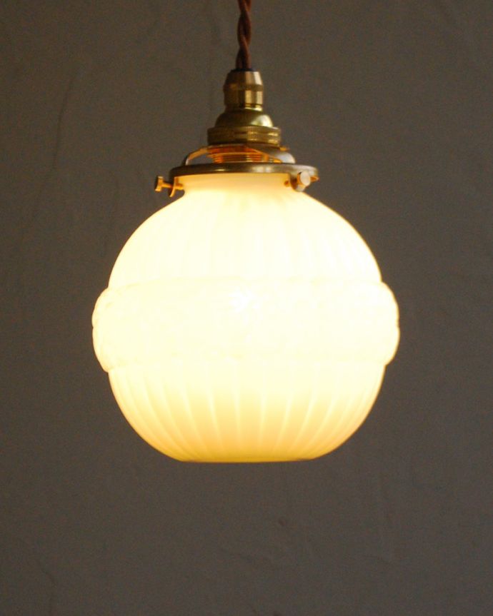 ペンダントライト　照明・ライティング　フランスで見つけたアンティークペンダントライト（コード・シャンデリア電球・ギャラリーA付き）。アンティークのみ見ることの出来る輝きを、ぜひお家で楽しんで下さいね。(h-369-z)