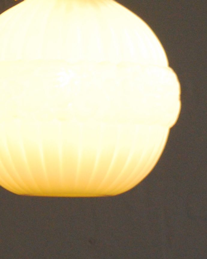 ペンダントライト　照明・ライティング　フランスで見つけたアンティークペンダントライト（コード・シャンデリア電球・ギャラリーA付き）。アンティークのミルクガラスは、光を通すとなんとも言えないステキな雰囲気でお部屋を照らしてくれます。(h-369-z)