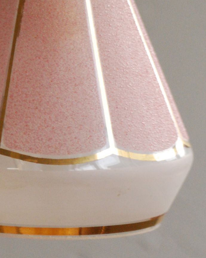 ペンダントライト　照明・ライティング　淡いピンクがキレイなアンティークペンダントライト（コード・シャンデリア電球・ギャラリーなし）。。(h-371-z)