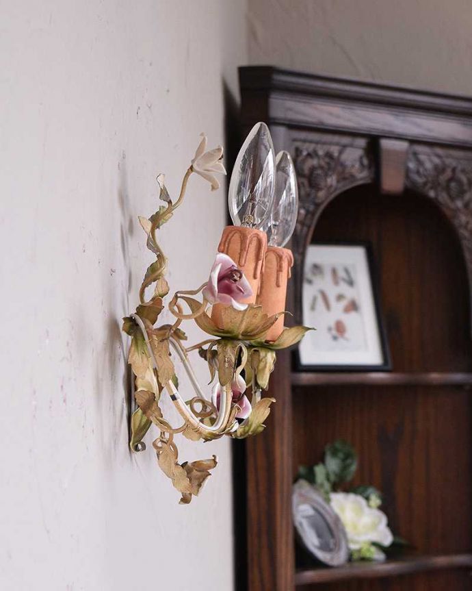 壁付けブラケット　照明・ライティング　お花の装飾が付いたフランス輸入のアンティークシャンデリア（Ｅ17シャンデリア球付）。電気が付いていなくてもインテリアの華やかなアクセントになります。(h-372-z)