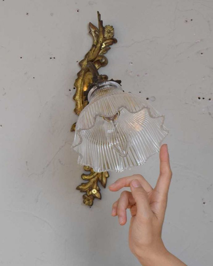 壁付けブラケット　照明・ライティング　フランスの真鍮細工が美しいアンティークランプ(1灯)（Ｅ17シャンデリア球付）。存在感のある素敵なアンティークのウォールランプです。(h-373-z)