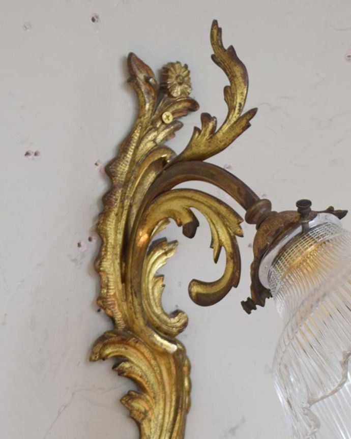 壁付けブラケット　照明・ライティング　フランスの真鍮細工が美しいアンティークランプ(1灯)（Ｅ17シャンデリア球付）。真鍮ならではの年月で経た深い味わいが出ています。(h-373-z)