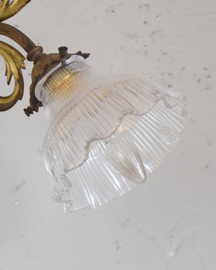 壁付けブラケット　照明・ライティング　フランスの真鍮細工が美しいアンティークランプ(1灯)（Ｅ17シャンデリア球付）。しっかりオーバーホウルをしたので、ご安心下さい。(h-373-z)