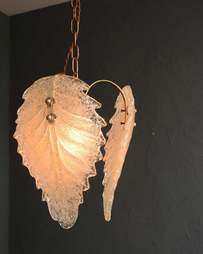 シャンデリア　照明・ライティング　ガラスの葉からこぼれる明かりが美しいアンティークシャンデリア（ペンダントランプ）(E26球付)。。(h-397-z)