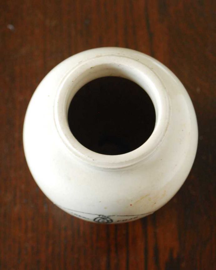アンティーク 陶磁器の雑貨　アンティーク雑貨　イギリスで見つけたアンティーク雑貨、Virol陶器ジャー。上から見るとこんな感じですアンティークは新品ではなので多少のキズ・汚れがある場合がありますが、使用上問題はありませんので、ご了承下さい。(h-407-z)