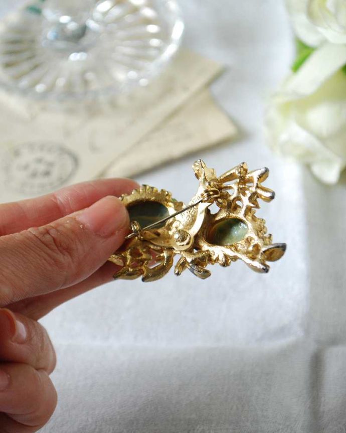 アンティーク その他の雑貨　アンティーク雑貨　イギリスで見つけたゴールドの装飾が美しいアンティークブローチ。裏から見ると･･･ちゃんと磨いて、キレイにお直ししたのでしっかり使えます。(h-530-z)