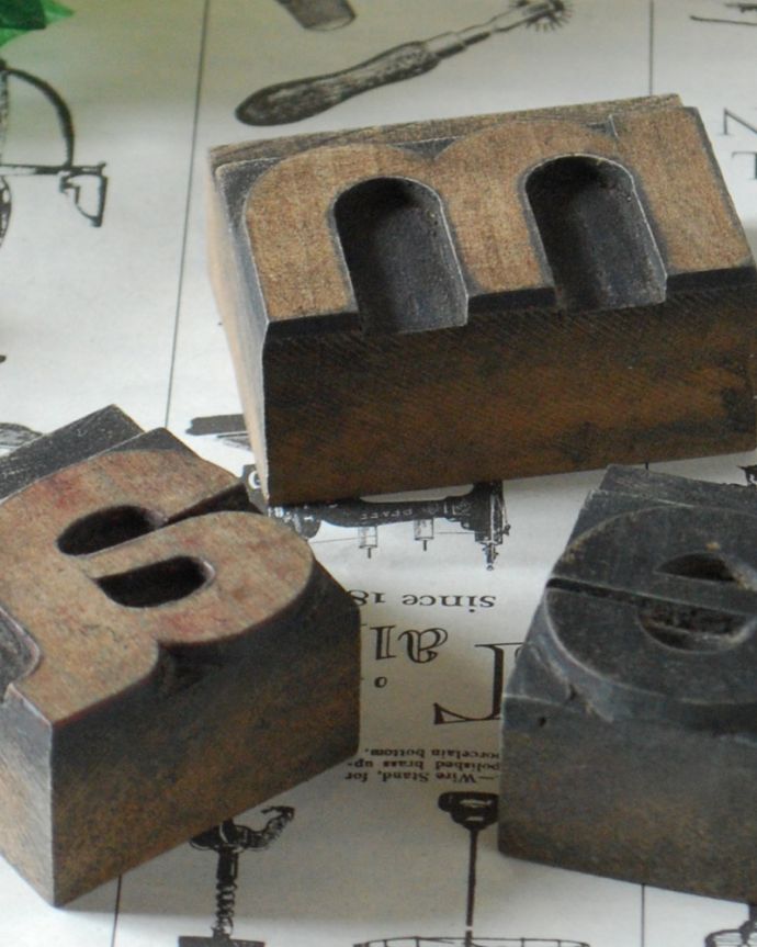 アンティーク その他の雑貨　アンティーク雑貨　イギリスで買い付けてきたアンティークスタンプセット、アルファベット30個セット。小さなアンティークのスタンプアルファベットが彫ってある木製のスタンプ。(h-718-z)