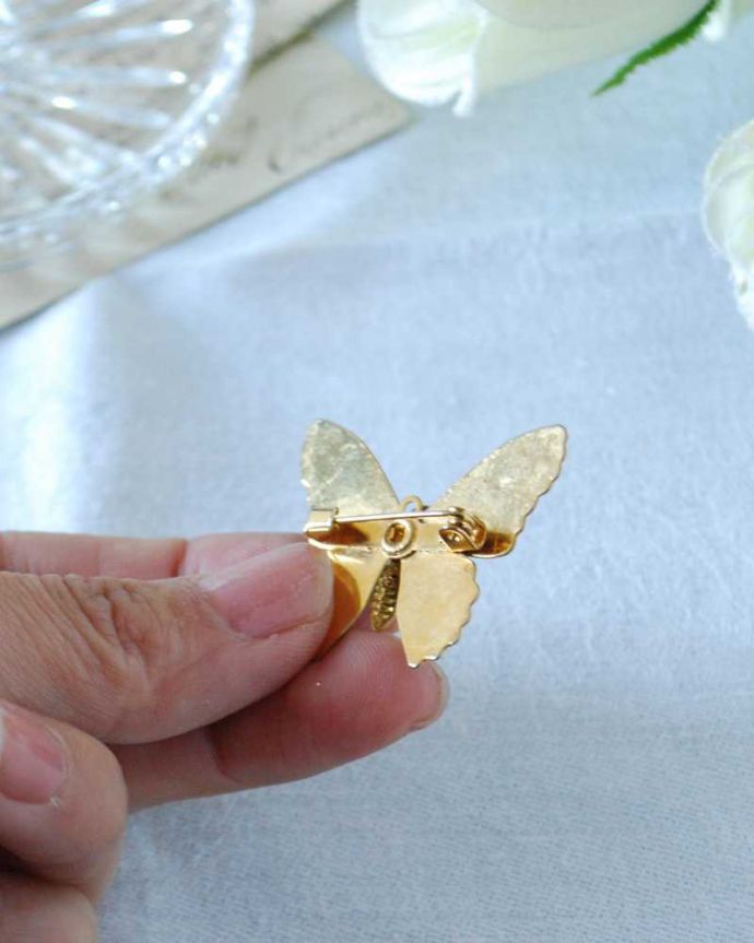 アンティーク その他の雑貨　アンティーク雑貨　イギリスで見つけたアンティークブローチ（美しい羽の蝶）。裏から見ると･･･ちゃんと磨いて、キレイにお直ししたのでしっかり使えます。(h-601-z)