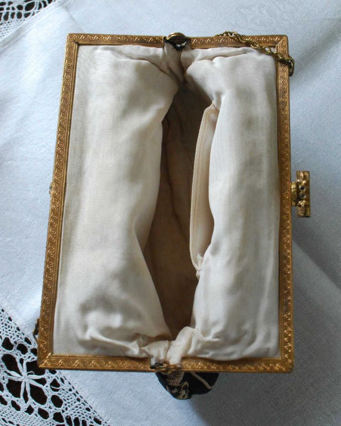 アンティーク 布製の雑貨　アンティーク雑貨　華やかな刺繍が可愛い、イギリスで見つけたアンティークプチポワンのバッグ 。バッグの中を見てみましょうアンティークなので多少のキズ・汚れがある場合があります。(h-684-z)