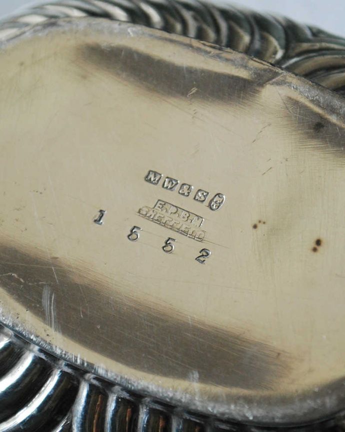 アンティーク シルバー製　アンティーク雑貨　英国輸入の銀食器、アンティークシルバープレートのシュガーポット。裏側には品質の証刻印が入っています。(h-693-z)
