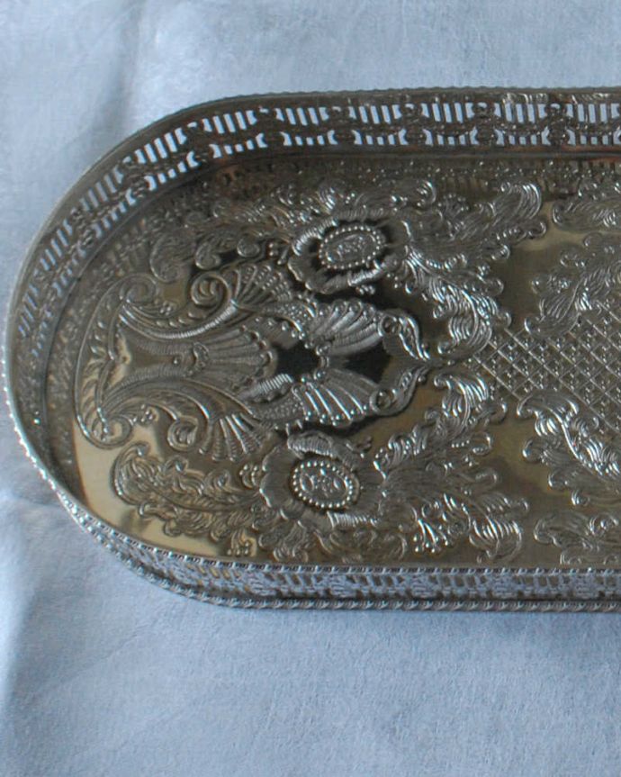アンティーク シルバー製　アンティーク雑貨　シェフィールド製（sheffield）の英国銀雑貨、アンティークシルバーのオーバルトレイ。オトナの輝きを放つアンティークのサルヴァ全体に美しいエングレーヴィング（彫金）が施されているアンティークのサルヴァ。(h-702-z)