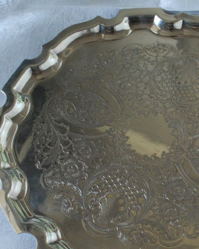 アンティーク シルバー製　アンティーク雑貨　シェフィールド製（sheffield）の英国銀雑貨、アンティークシルバーのサルヴァ。オトナの輝きを放つアンティークのサルヴァ全体に美しいエングレーヴィング（彫金）が施されているアンティークのサルヴァ。(h-705-z)