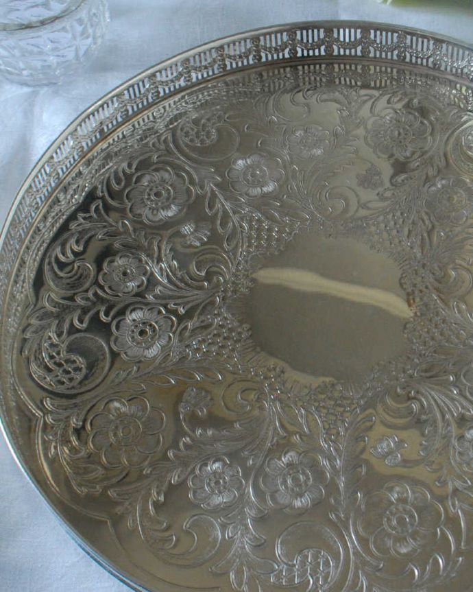 アンティーク シルバー製　アンティーク雑貨　イギリス輸入のシェフィールド製（sheffield）のシルバープレートのギャラリートレイ。オトナの輝きを放つアンティークのサルヴァ全体に美しいエングレーヴィング（彫金）が施されているアンティークのサルヴァ。(h-708-z)
