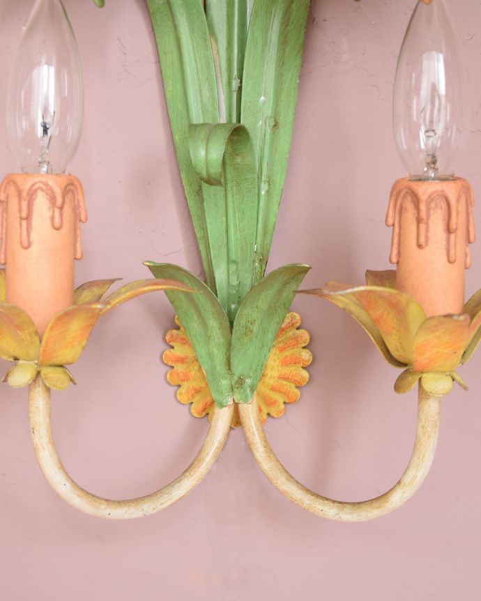 壁付けブラケット　照明・ライティング　お花のモチーフの可愛いフランスで見つけたアンティークブラケット(2灯)（E17シャンデリア球付） 。。(h-749-z)
