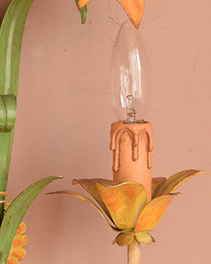 壁付けブラケット　照明・ライティング　お花のモチーフの可愛いフランスで見つけたアンティークブラケット(2灯)（E17シャンデリア球付） 。。(h-749-z)