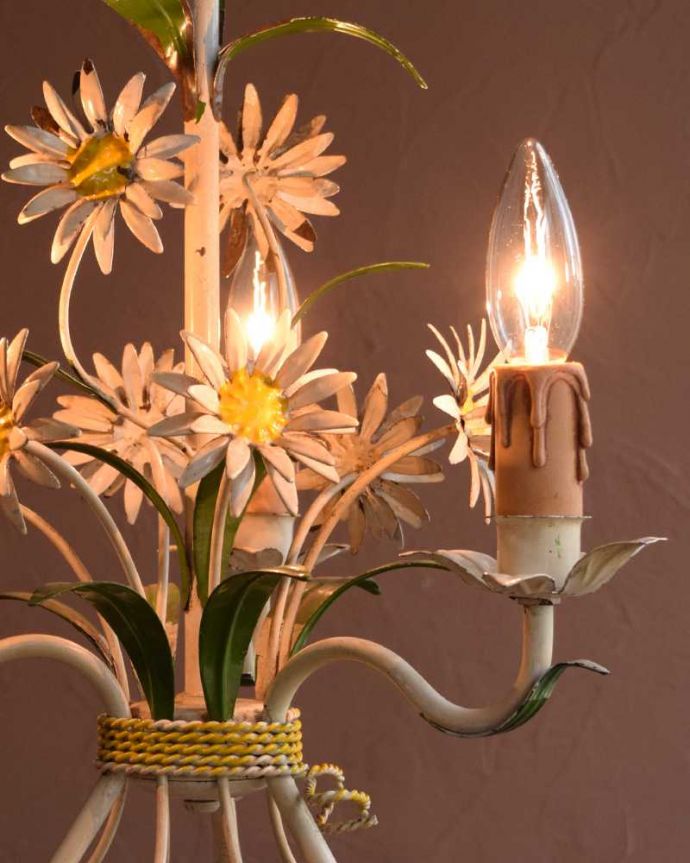 シャンデリア　照明・ライティング　お花をキュッと束ねたフランスのアンティークシャンデリア(３灯)（E17シャンデリア球付）。。(h-754-z)