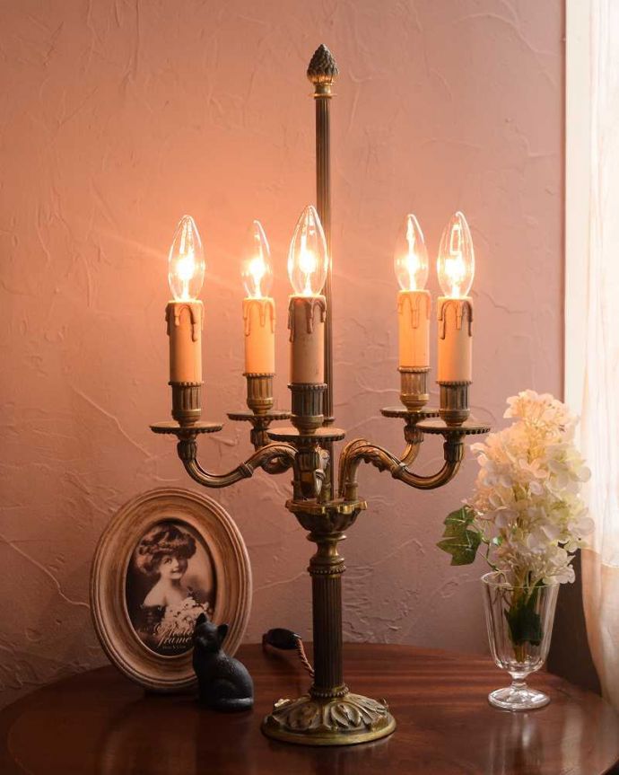 スタンドライト　照明・ライティング　落ち着いた真鍮の輝きが美しいアンティークテーブルランプ（5灯）（Ｅ17シャンデリア球付）。。(h-769-z)