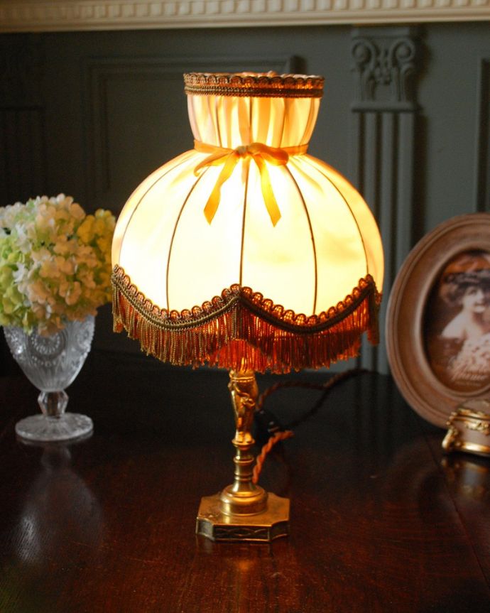 スタンドライト　照明・ライティング　可愛いエンジェルの姿に癒されるフランスのアンティークテーブルランプ。。(h-770-z)