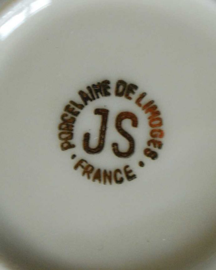 アンティーク 陶磁器の雑貨　アンティーク雑貨　金彩が輝くフランスで見つけたリモージュのジュエリーケース。裏側には品質の証製造メーカー保証の意味がこもった窯印、ポーセリンマークがあります。(h-783-z)