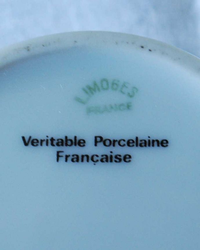 アンティーク 陶磁器の雑貨　アンティーク雑貨　フランスで見つけたお花模様が華やかなリモージュのジュエリーケース。裏側には品質の証製造メーカー保証の意味がこもった窯印、ポーセリンマークがあります。(h-786-z)