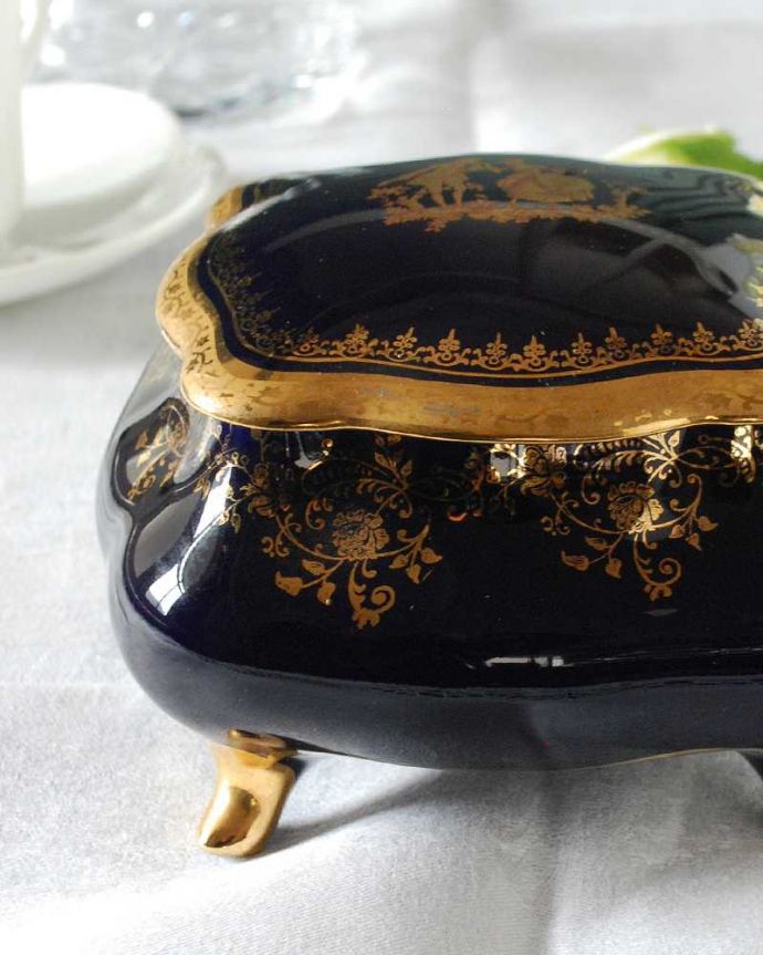 アンティーク 陶磁器の雑貨　アンティーク雑貨　金彩が華やかなフランスで見つけたリモージュのジュエリーケース。金彩がキラキラ輝くリモージュ驚くほどにキラキラ輝く美しさのリモージュ。(h-791-z)