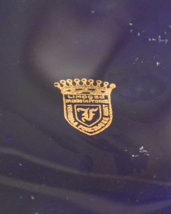 アンティーク 陶磁器の雑貨　アンティーク雑貨　金彩が華やかなフランスで見つけたリモージュのジュエリーケース。裏側には品質の証製造メーカー保証の意味がこもった窯印、ポーセリンマークがあります。(h-791-z)
