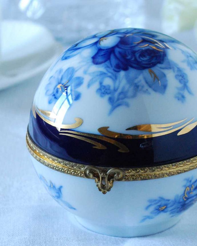 アンティーク 陶磁器の雑貨　アンティーク雑貨　フランスで見つけたブルーのお花模様が華やかなジュエリーケース（リモージュ）。普段の生活に華を添えてくれるアンティークコロンとした丸い形がとっても可愛い陶磁器。(h-793-z)