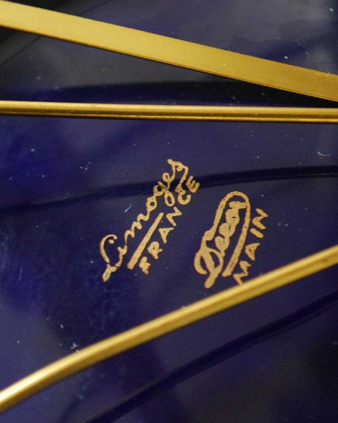アンティーク 陶磁器の雑貨　アンティーク雑貨　深いブルーが美しいフランスリモージュのアンティークプレート。裏側には品質の証製造メーカー保証の意味がこもった窯印、ポーセリンマークがあります。(h-795-z)