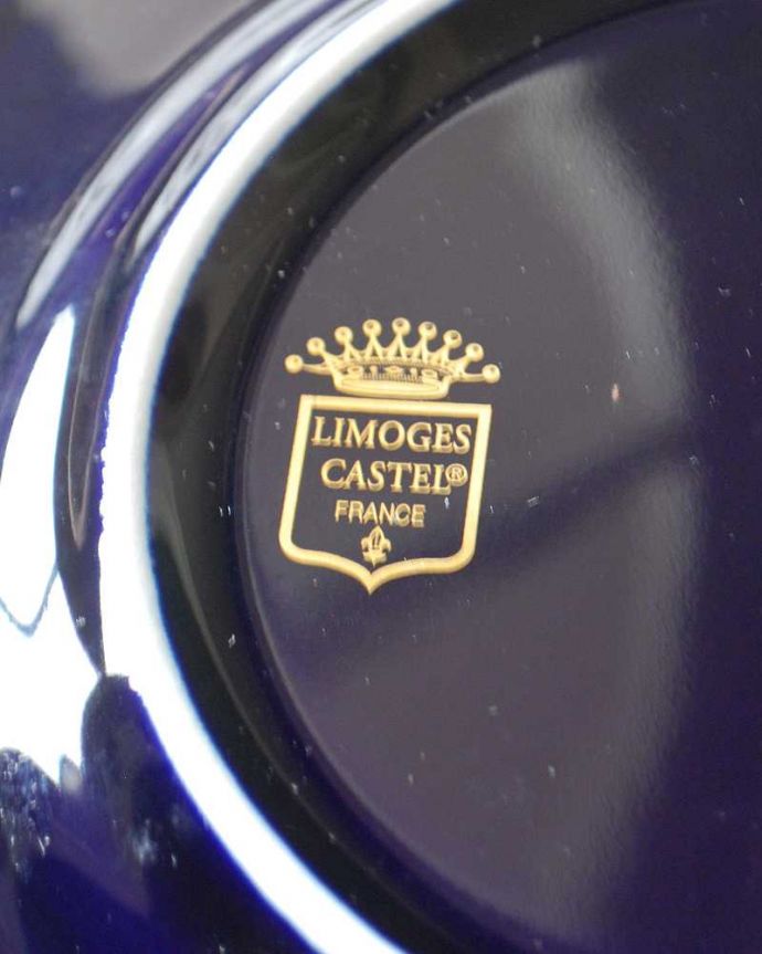 アンティーク 陶磁器の雑貨　アンティーク雑貨　濃紺に金彩が美しいフランスリモージュのアンティークプレート。裏側には品質の証製造メーカー保証の意味がこもった窯印、ポーセリンマークがあります。(h-797-z)