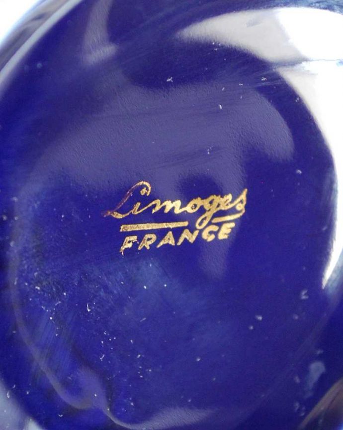 アンティーク 陶磁器の雑貨　アンティーク雑貨　フランスリモージュ（Limoges）コバルトブルーが美しいフラワーベース（花器）。裏側にポーセリンマーク製造メーカー保証の意味がこもった窯印、こんなポーセリンマークがあります。(h-804-z)