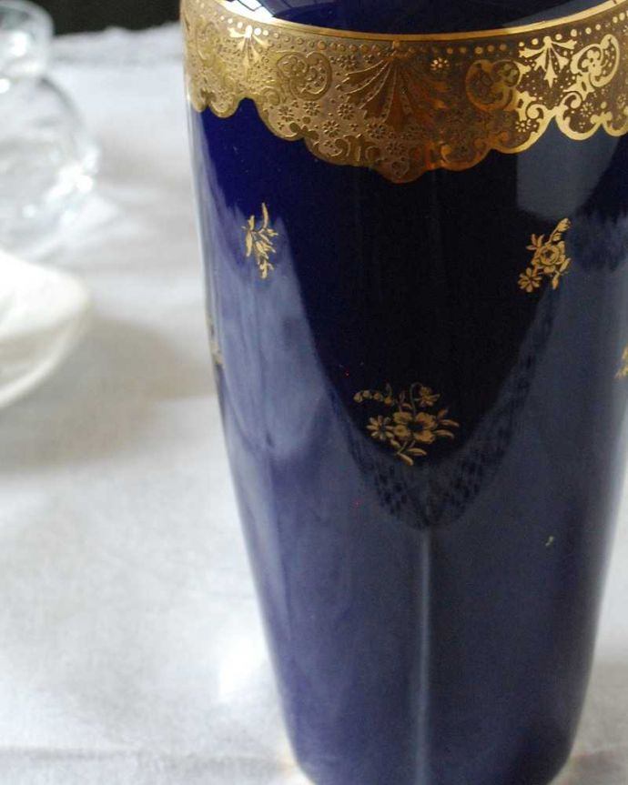アンティーク 陶磁器の雑貨　アンティーク雑貨　フランスリモージュ（Limoges）コバルトブルーが美しいフラワーベース（花器）。普段の生活に華を添えてくれるアンティークガーデニングの国、イギリスらしい花器。(h-805-z)