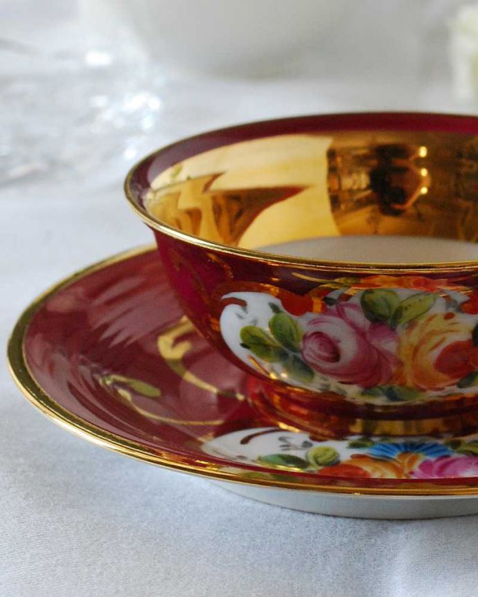 アンティーク 陶磁器の雑貨　アンティーク雑貨　金色が豪華な薔薇のフランスリモージュ、アンティークカップ＆ソーサー。飾って使って楽しむ小さなアンティークアンティークでしか手に入れることが出来ない美しい模様のカップ＆ソーサー。(h-806-z-6)
