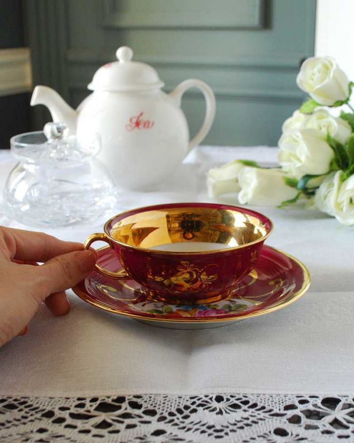 アンティーク 陶磁器の雑貨　アンティーク雑貨　金色が豪華な薔薇のフランスリモージュ、アンティークカップ＆ソーサー。お茶の時間をもっと優雅に･･･眺めているだけじゃもったいないので、実用的に使って下さい。(h-806-z-6)