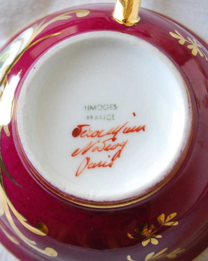 アンティーク 陶磁器の雑貨　アンティーク雑貨　金色が豪華な薔薇のフランスリモージュ、アンティークカップ＆ソーサー。裏側には品質の証製造メーカー保証の意味がこもった窯印、ポーセリンマークがあります。(h-806-z-6)