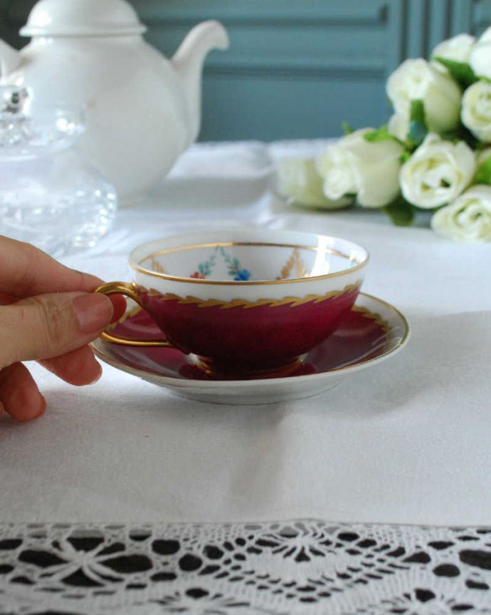 アンティーク 陶磁器の雑貨　アンティーク雑貨　フランスで見つけた真っ赤なリモージュのアンティークカップ＆ソーサー 。お茶の時間をもっと優雅に･･･眺めているだけじゃもったいないので、実用的に使って下さい。(h-807-z)