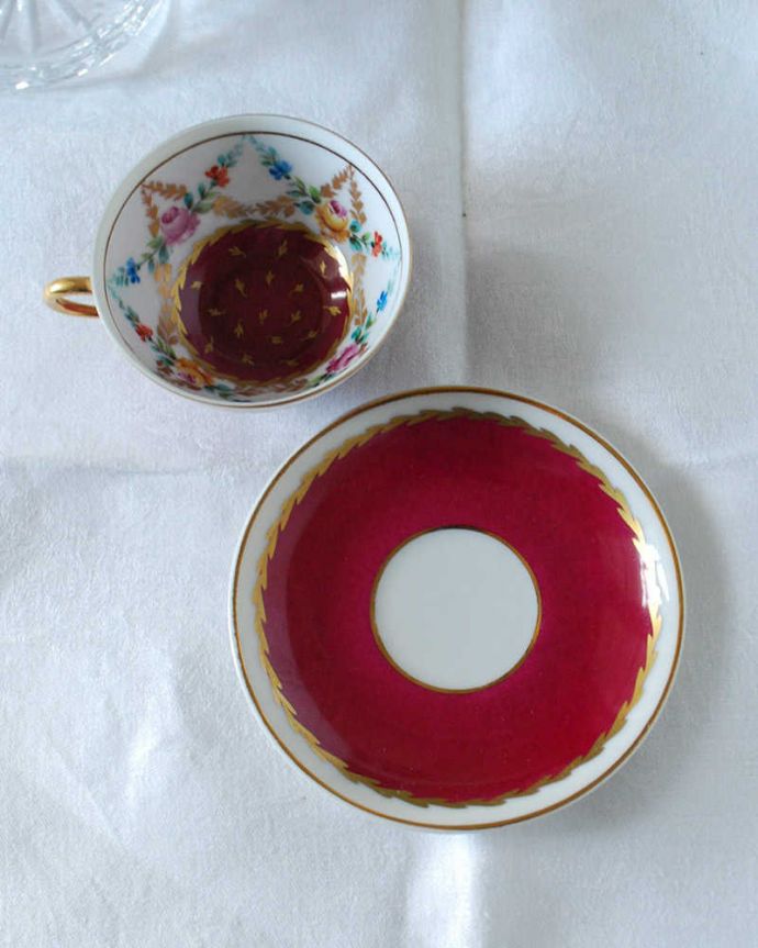 アンティーク 陶磁器の雑貨　アンティーク雑貨　フランスで見つけた真っ赤なリモージュのアンティークカップ＆ソーサー 。上から見るとこんな感じです状態のいいものだけを選んでいますが、アンティークなのでキズや欠けがある場合があります。(h-807-z)