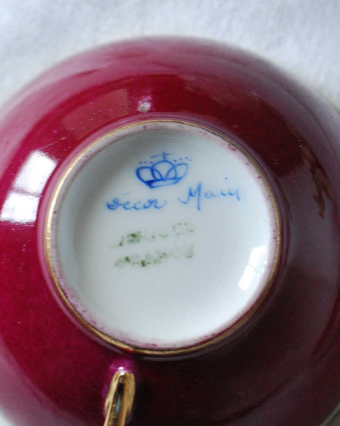 アンティーク 陶磁器の雑貨　アンティーク雑貨　フランスで見つけた真っ赤なリモージュのアンティークカップ＆ソーサー 。裏側には品質の証製造メーカー保証の意味がこもった窯印、ポーセリンマークがあります。(h-807-z)