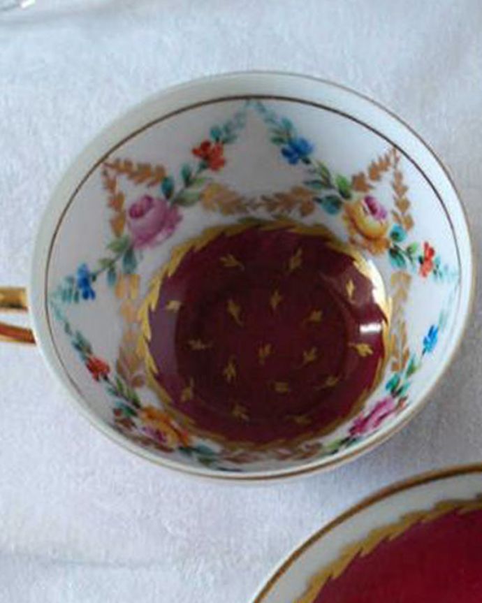 アンティーク 陶磁器の雑貨　アンティーク雑貨　フランスで見つけた真っ赤なリモージュのアンティークカップ＆ソーサー 。飾って使って楽しむ小さなアンティークアンティークでしか手に入れることが出来ない美しい模様のカップ＆ソーサー。(h-807-z)
